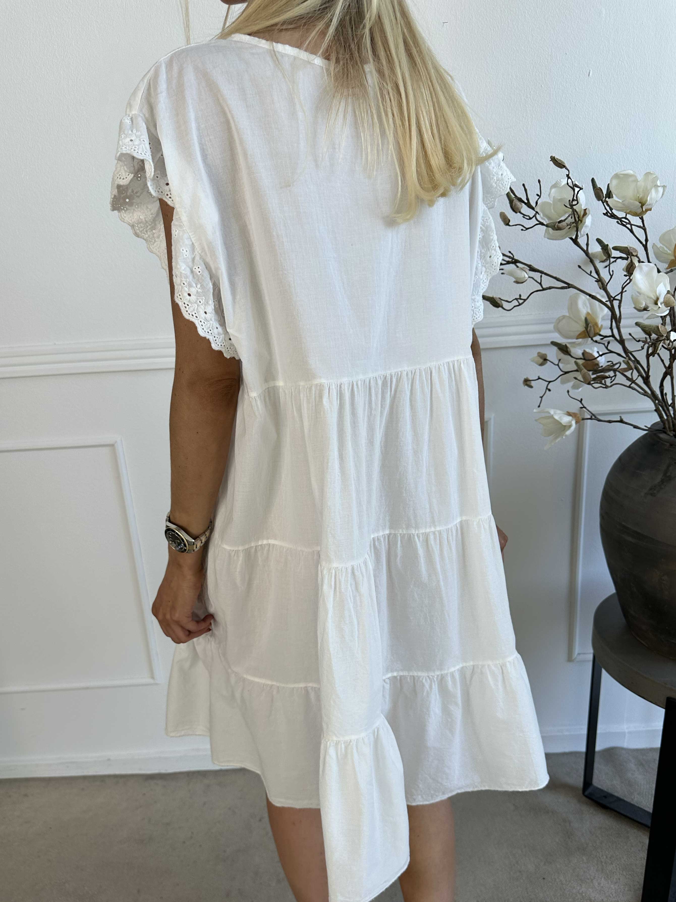 Canada - Söt bomullsklänning med volangärmar och lager-på-lager-look